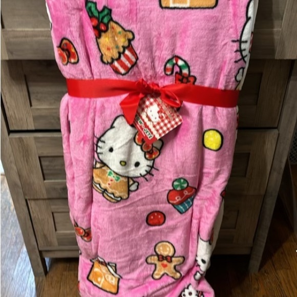 *CLEARANCE**NWT 2 HELLO KITTY GINGERBREAD MAN & WHITE WREATH CHRISTMAS THROWS - Picture 4 of 12